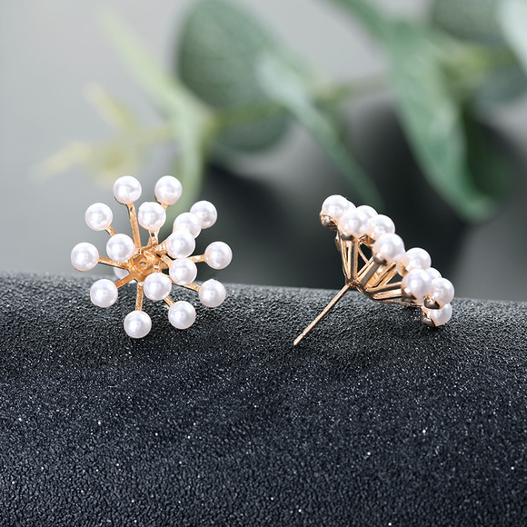 Elegant Geometric Pearl Stud Earrings - Picture 4 of 5